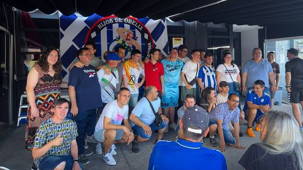 Equipo Genuine de la Ponferradina posando tras recibir el Trofeo Jabalí