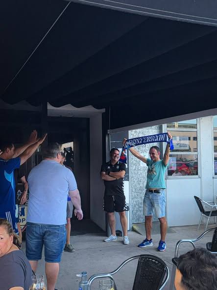 Jugadores del equipo Genuine de la Ponferradina celebrando un premio