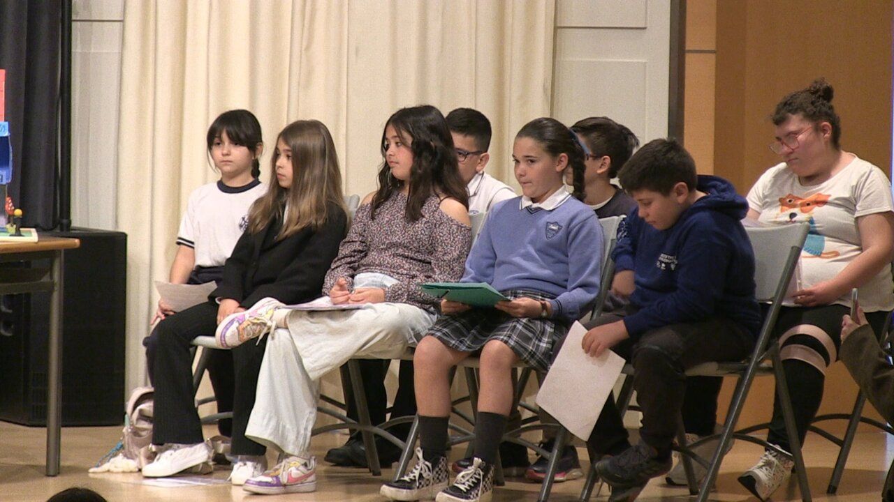 Ocho escolares sentados durante el Consejo de la Infancia en Ponferrada