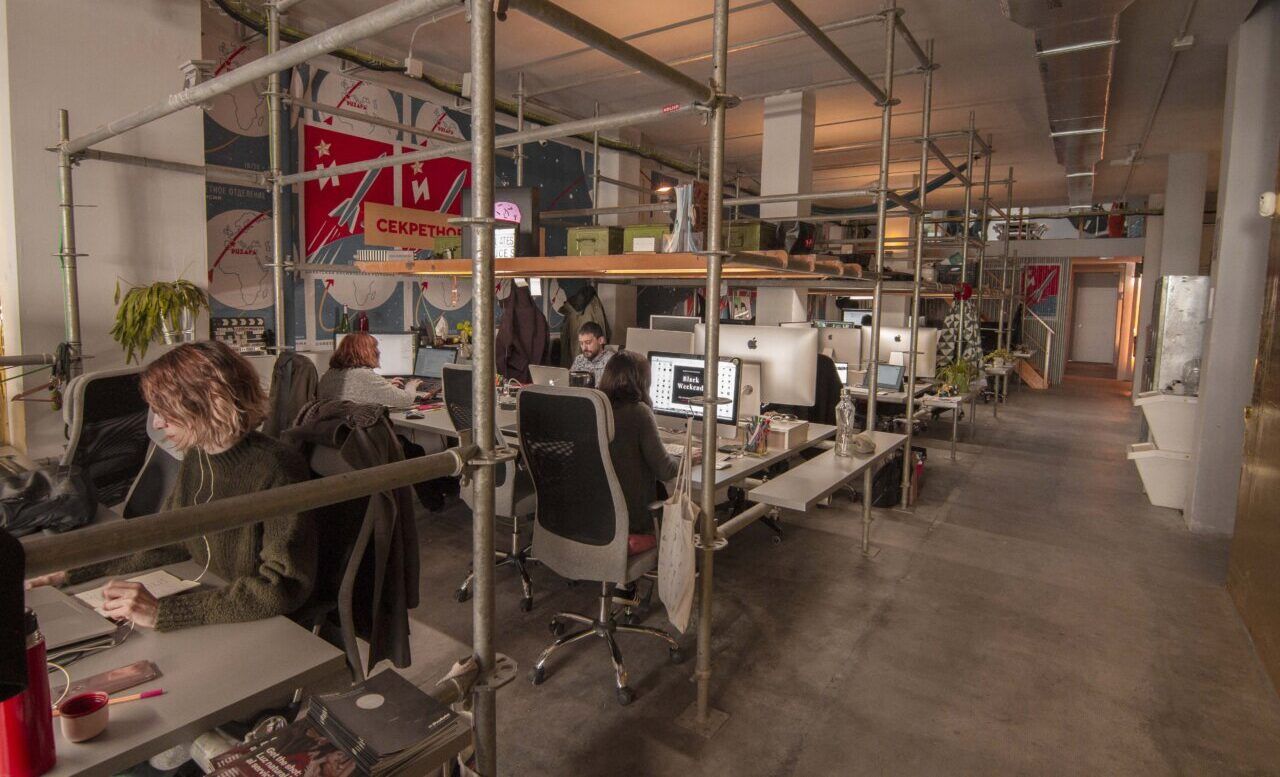 Espacio de coworking en Caboalles de Arriba con personas trabajando en sus computadoras.
