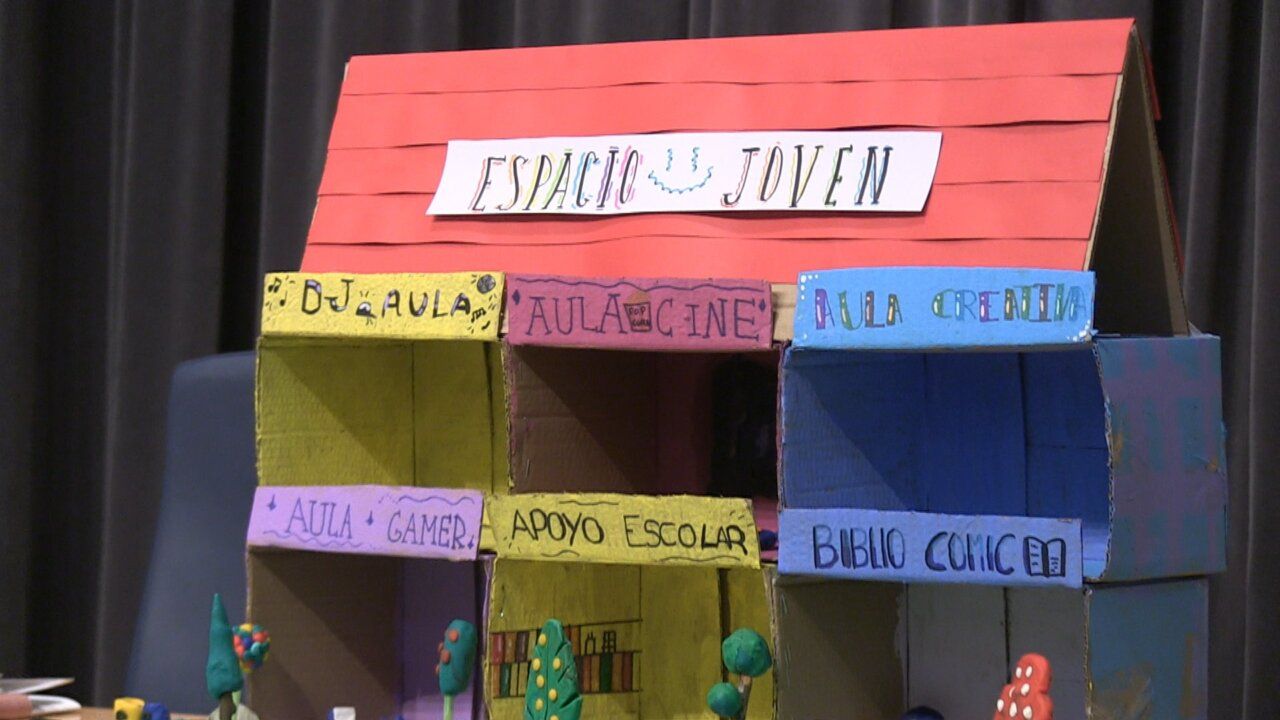 Maqueta del espacio joven con diferentes aulas y actividades en Ponferrada