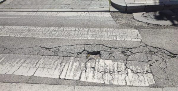 Paso de peatones deteriorado en Ponferrada con marcas viales desgastadas