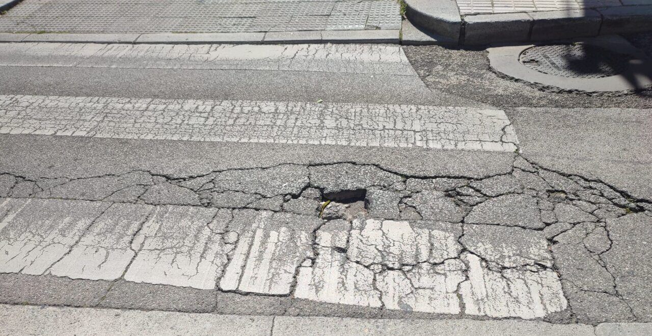Paso de peatones deteriorado en Ponferrada con marcas viales desgastadas