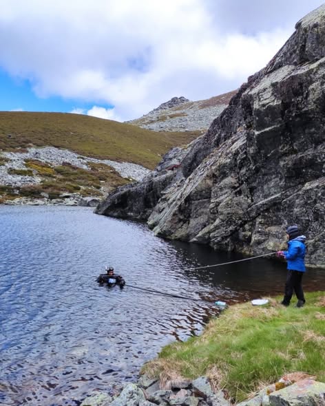 Estudiantes realizando un estudio en el Lago de Truchillas.