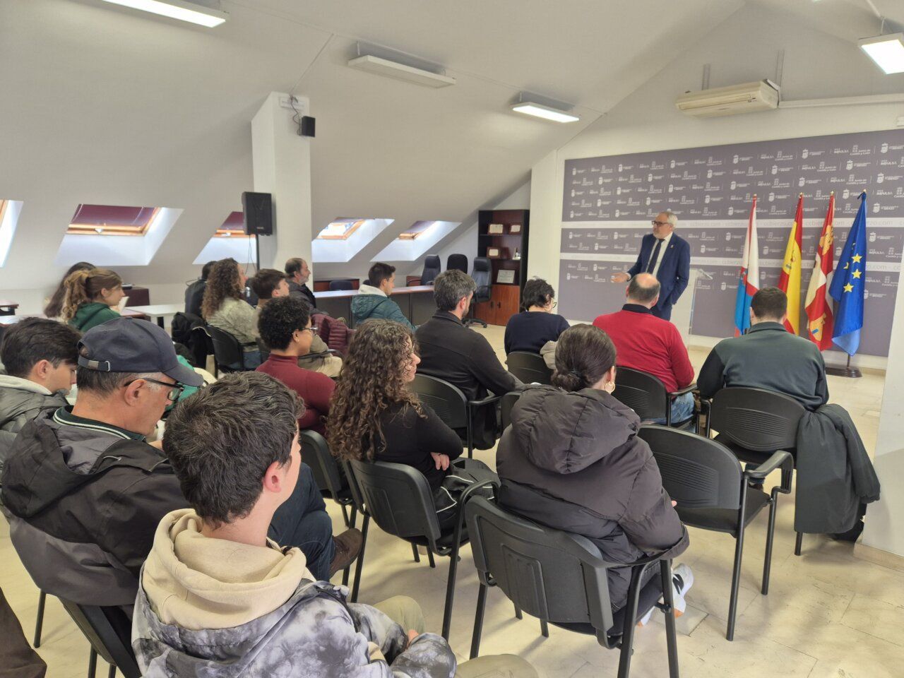 Estudiantes de Geografía escuchando a un ponente en el Consejo Comarcal del Bierzo