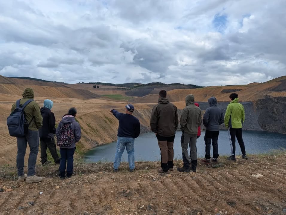 Estudiantes observando la Gran Corta de Fabero durante su visita educativa
