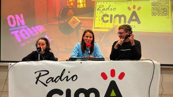 Eva González participando en el programa Radio Cima On Tour en un instituto