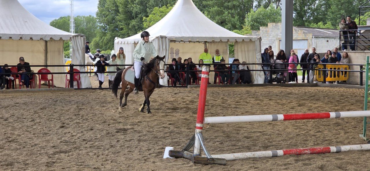 Jinete realizando un salto en la exhibición de la Escuela de Hípica Equus