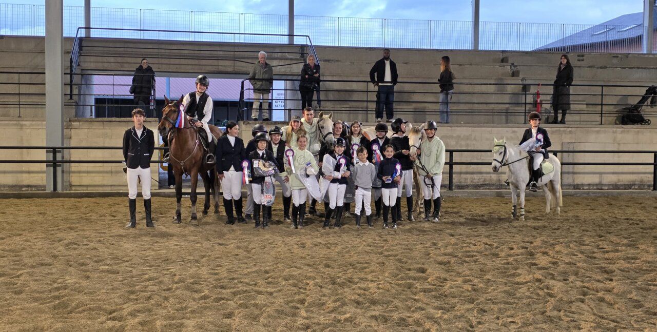 Participantes de la exhibición de saltos en la Escuela de Hípica Equus