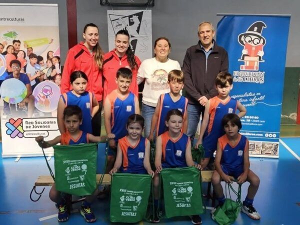 Niños y adultos en el XVIII Torneo de Baloncesto Prebenjamín en León