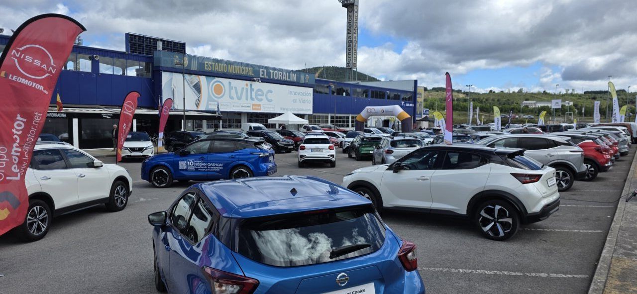 Vista de la feria Expocasión 2026 en El Toralín con varios vehículos expuestos.