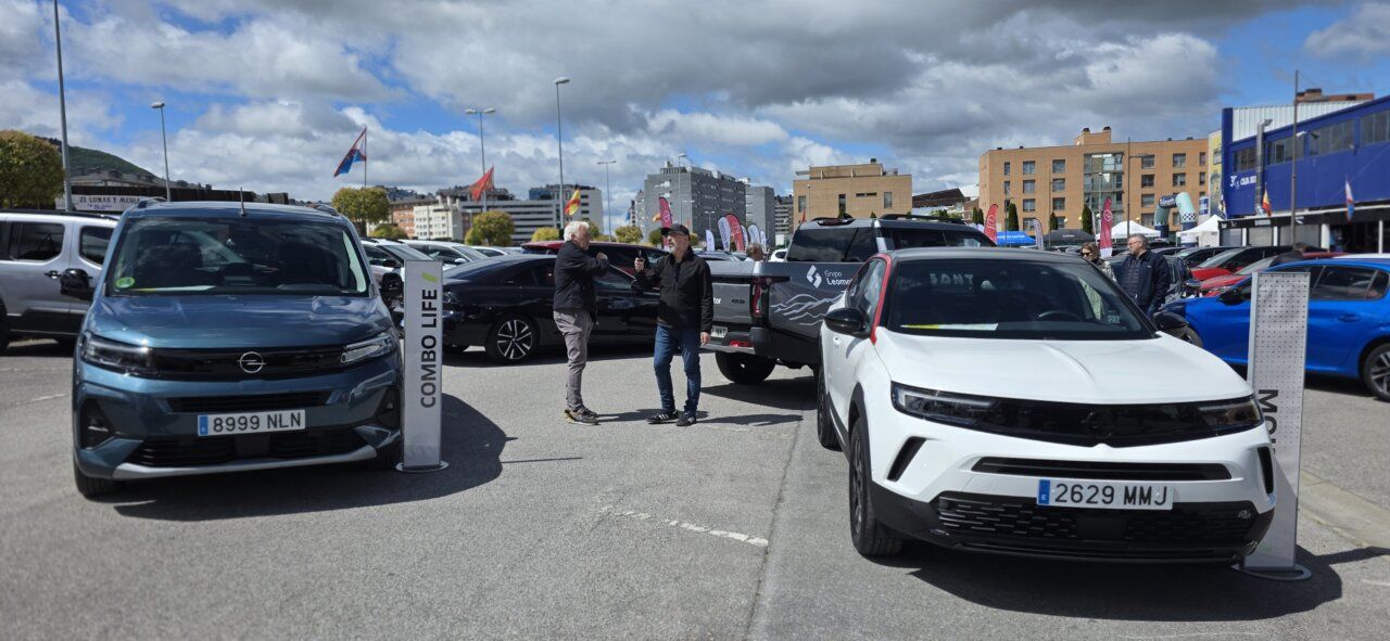 Exposición de vehículos en la feria Expocasión en Ponferrada