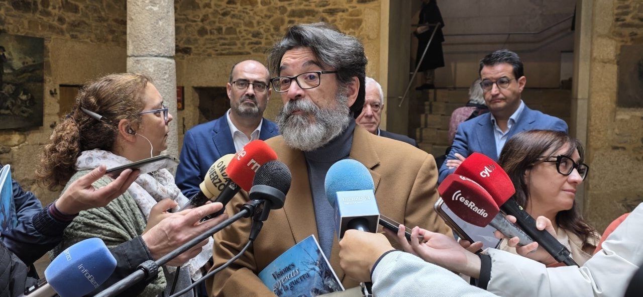 Inauguración de la exposición sobre la guerra de Luis Gómez Domingo en el Museo del Bierzo