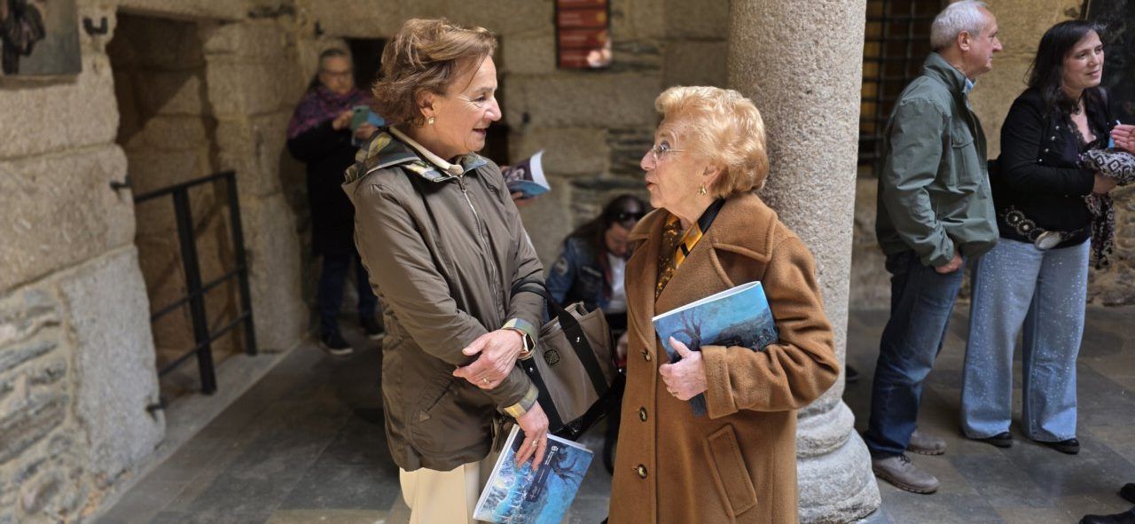 Dos mujeres conversando en la exposición sobre la guerra en el Museo del Bierzo