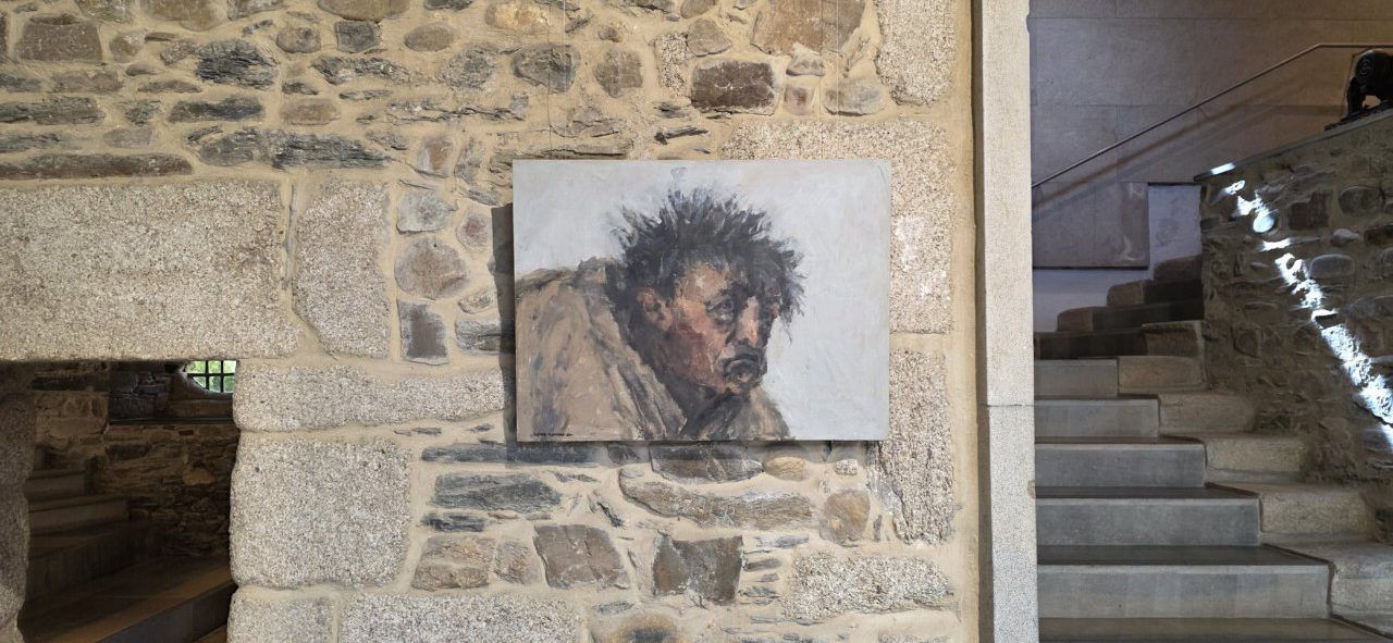 Pintura de un hombre con expresión de sufrimiento en el Museo del Bierzo