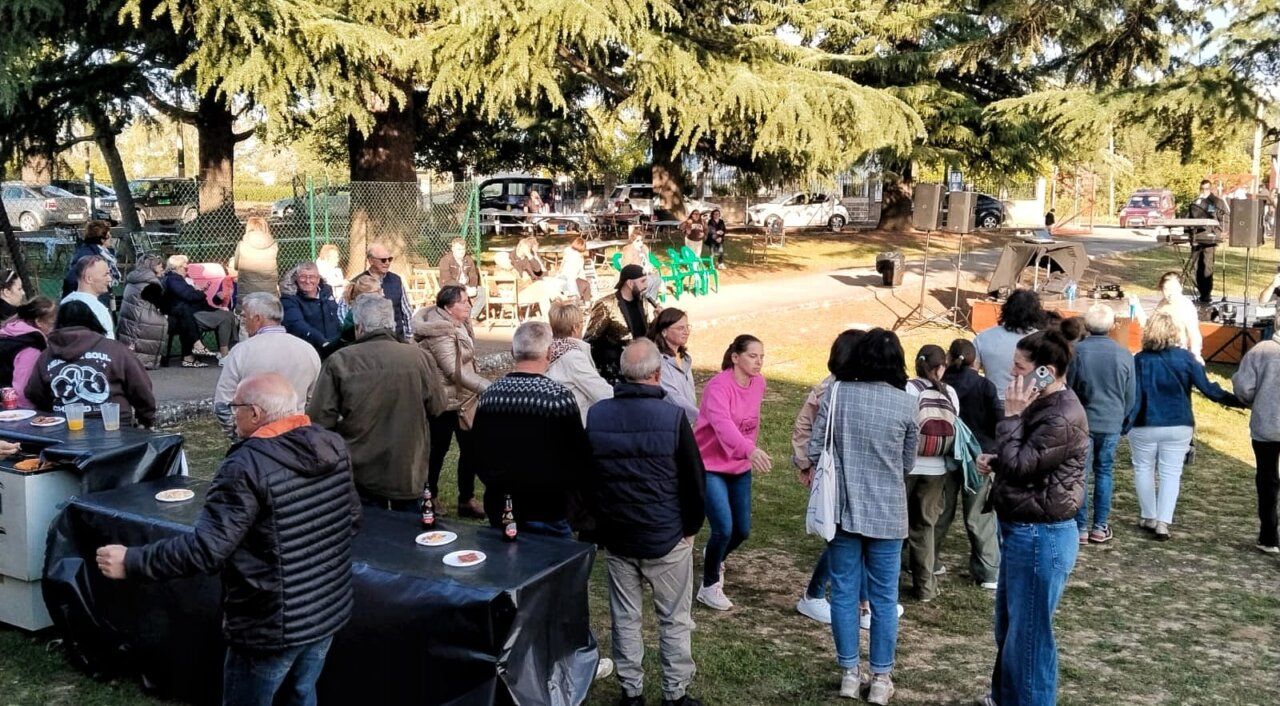 Multitud de personas disfrutando de una exposición fotográfica en Carracedo del Monasterio