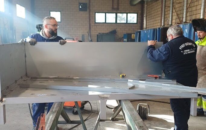 Alumnos construyendo mesas de cultivo en la Escuela Taller de Ponferrada