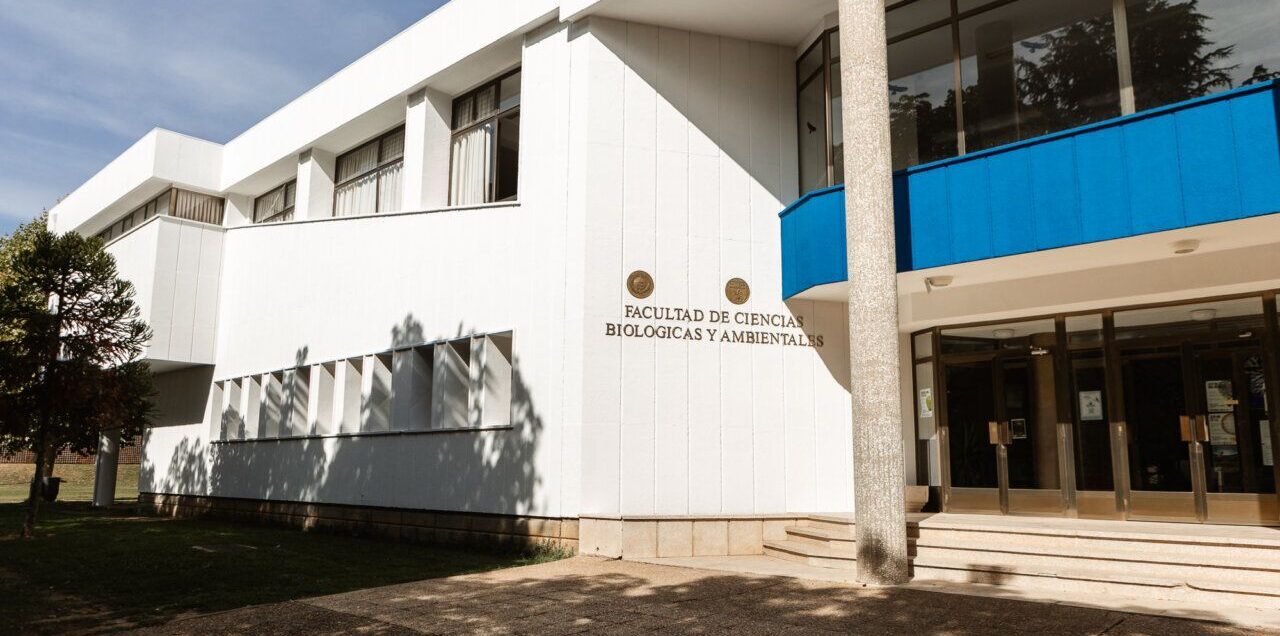 Fachada de la Facultad de Ciencias Biológicas y Ambientales en la Universidad de León