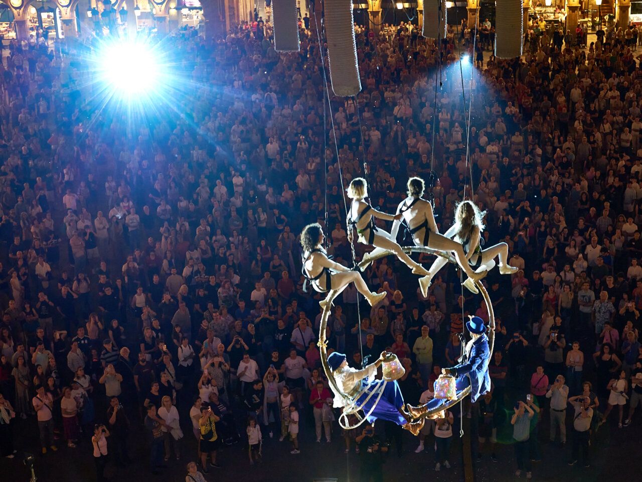 Espectáculo aéreo en la Plaza Mayor de Salamanca durante el FÀCYL Festival