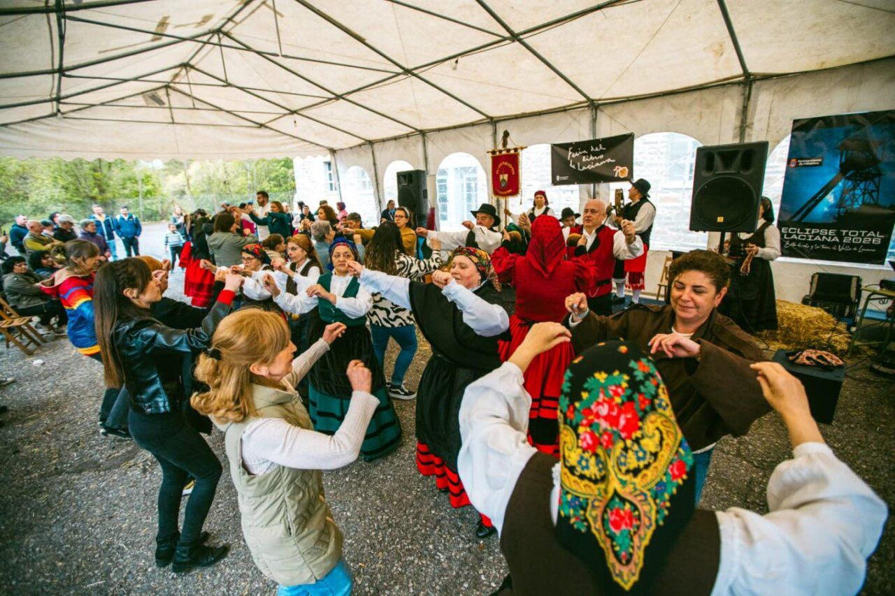 Personas bailando en la Feria del Libro en el Pozo María