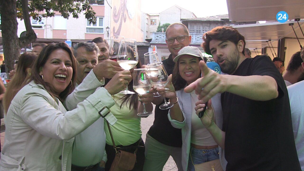 Grupo de personas celebrando en la Feria del Vino DO Bierzo
