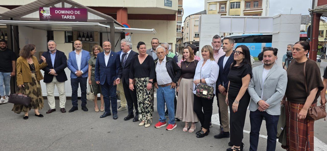 Autoridades en la inauguración de la Feria del Vino DO Bierzo en Cacabelos