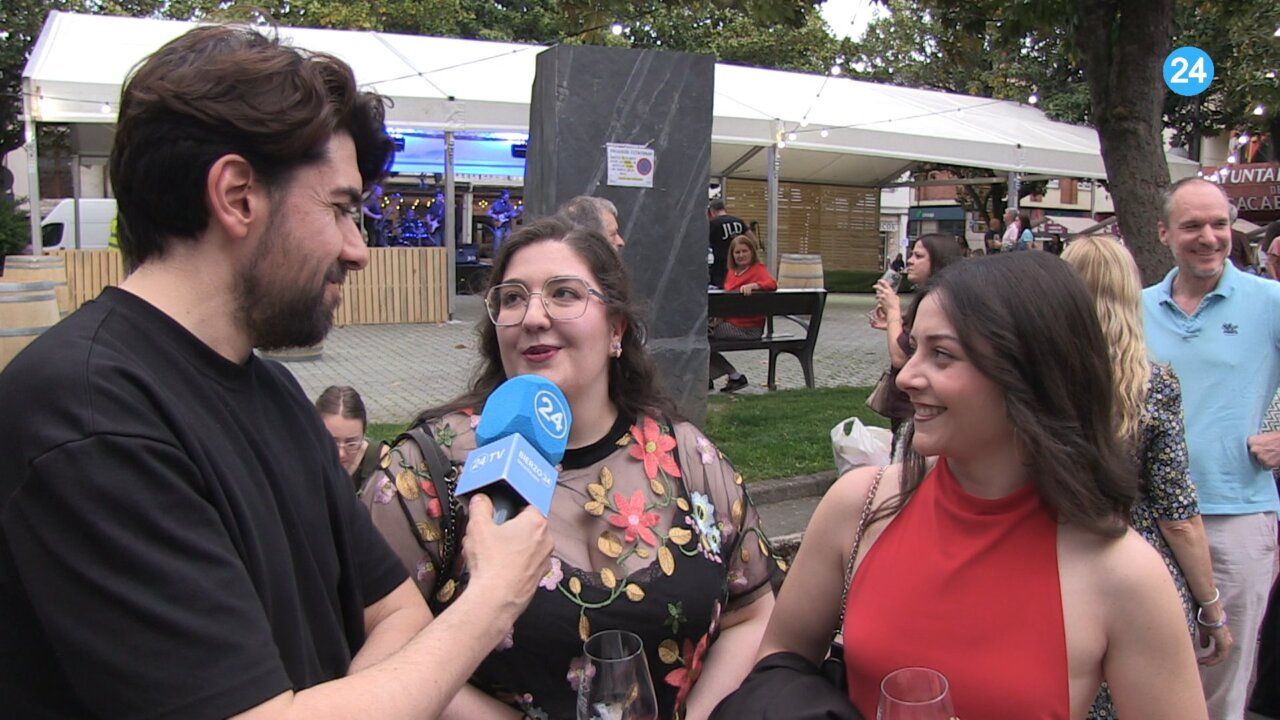 Entrevista en la Feria del Vino DO Bierzo con asistentes disfrutando