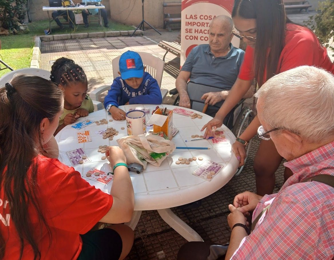 Grupo de jóvenes y mayores jugando en una actividad intergeneracional