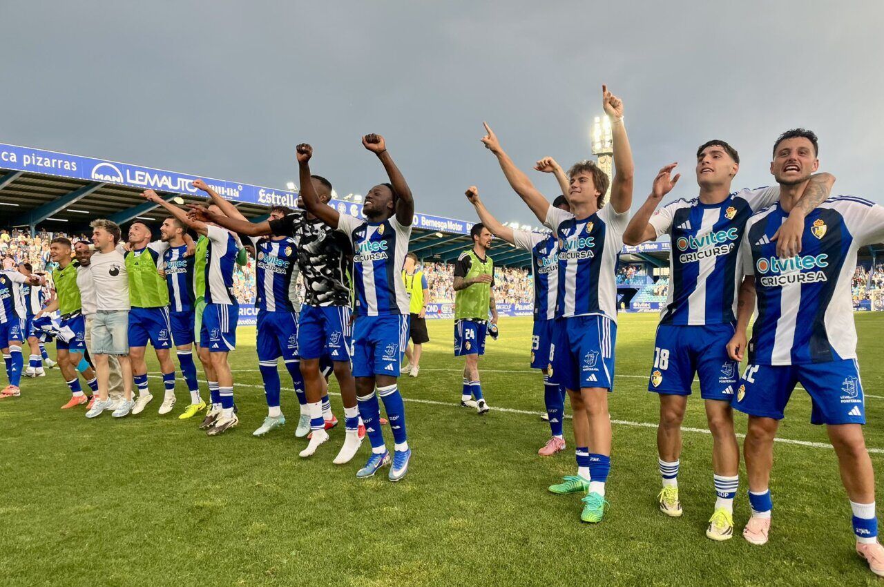 Jugadores de la SD Ponferradina celebrando una victoria en El Toralín