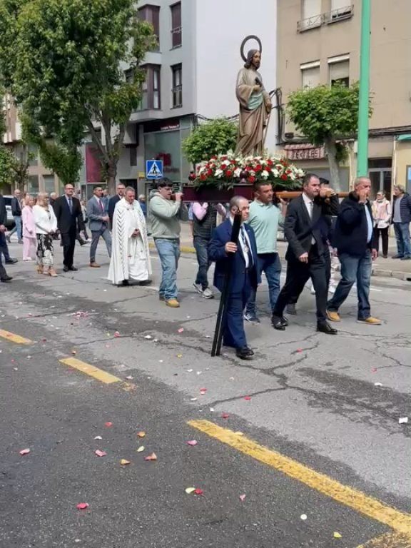 Procesión en las Fiestas de Flores del Sil en Ponferrada con imagen religiosa.