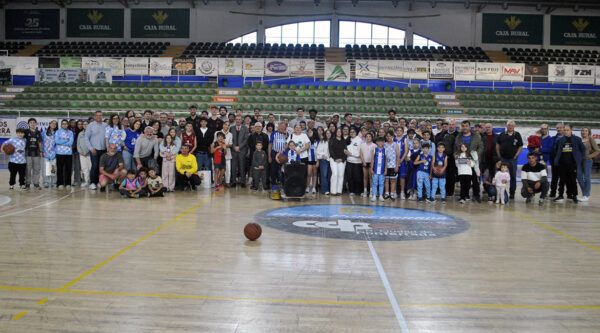 Grupo de personas en el evento de despedida de temporada del Clínica Ponferrada SDP