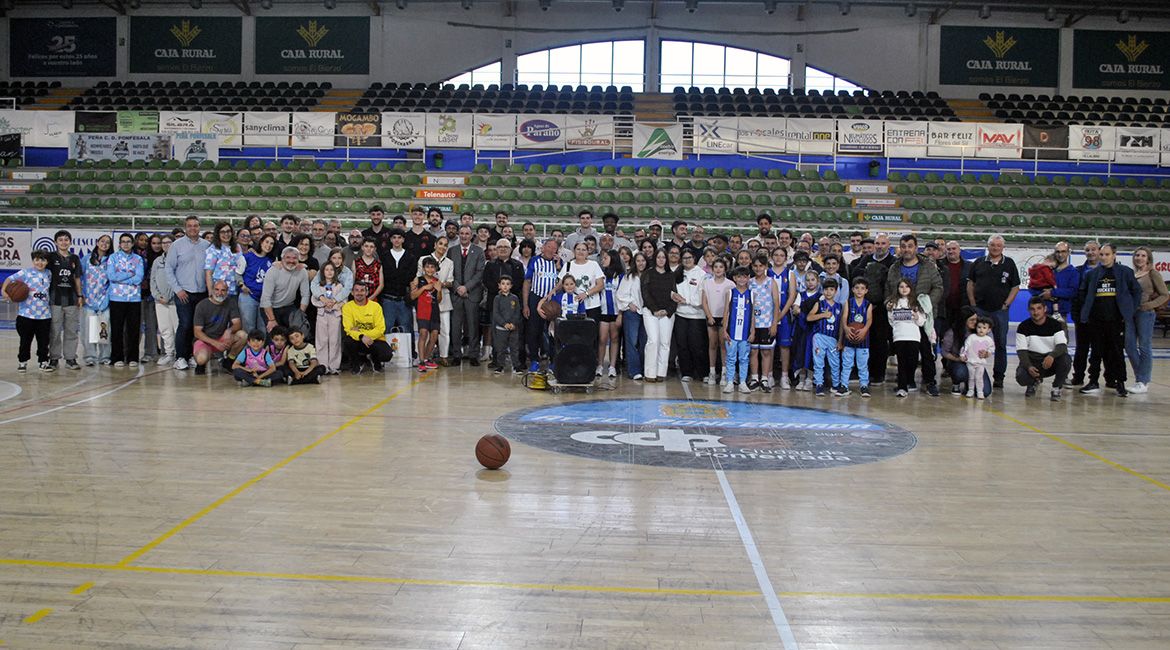 Grupo de personas en el evento de despedida de temporada del Clínica Ponferrada SDP