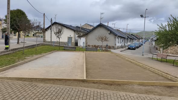 Zona de petanca reacondicionada en Fabero con espacio renovado
