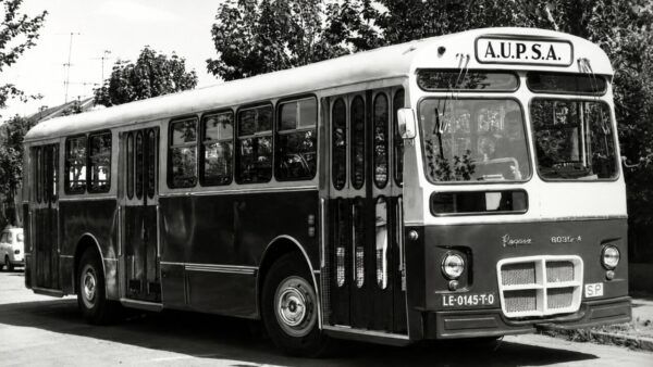 Autobús antiguo que operaba entre Ponferrada y La Térmica