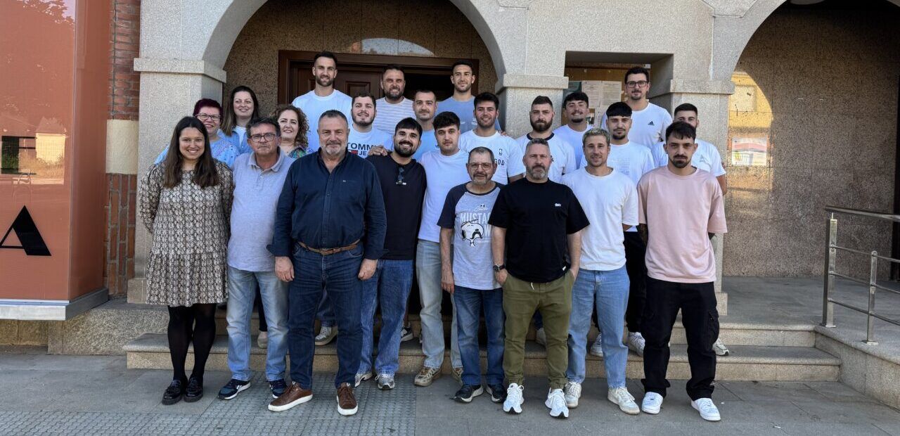Miembros del Club Deportivo Naraya en una celebración en Camponaraya