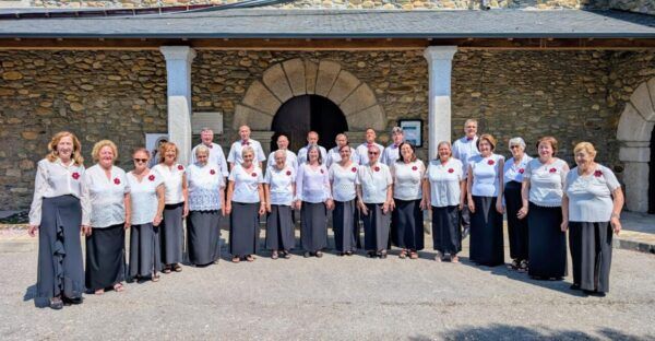 Miembros del Coro Pin-Pin de Folgoso de la Ribera en una foto grupal