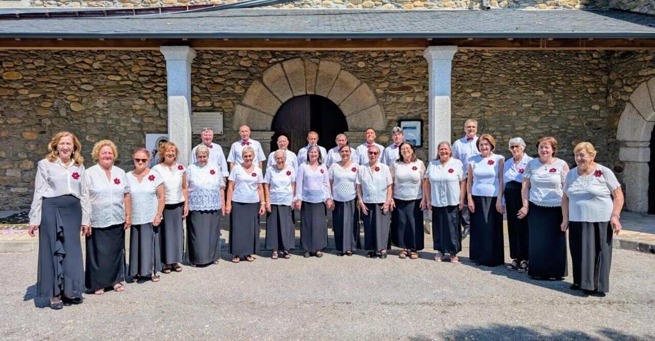 Miembros del Coro Pin-Pin de Folgoso de la Ribera en una foto grupal