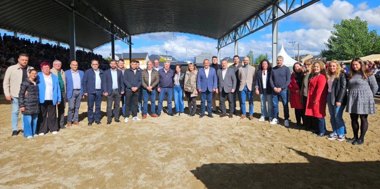Grupo de personas en la Feria del Caballo en Camponaraya