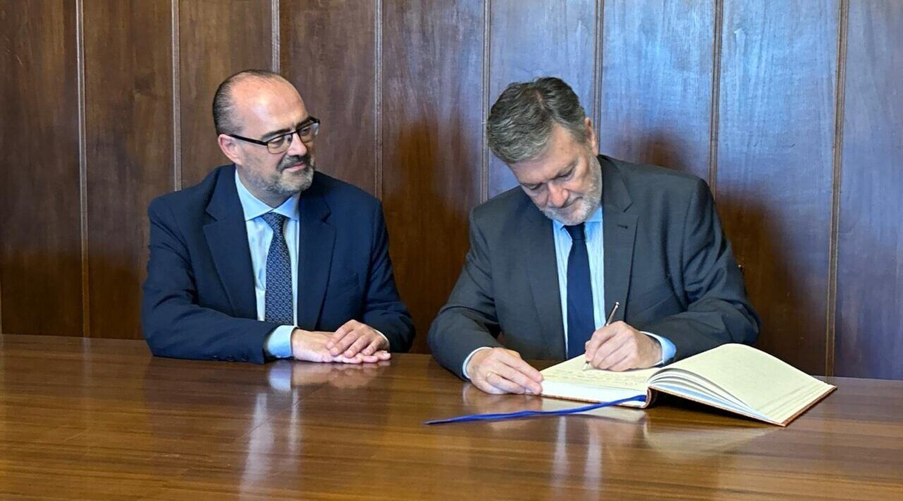 Francisco Vázquez firmando en el Libro de Honor del Ayuntamiento de Ponferrada