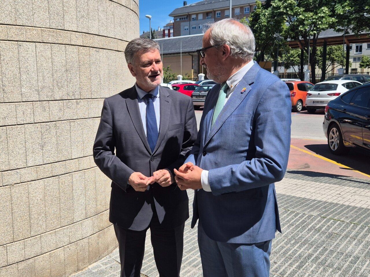 Francisco Vázquez y Olegario Ramón conversando en el Consejo Comarcal del Bierzo