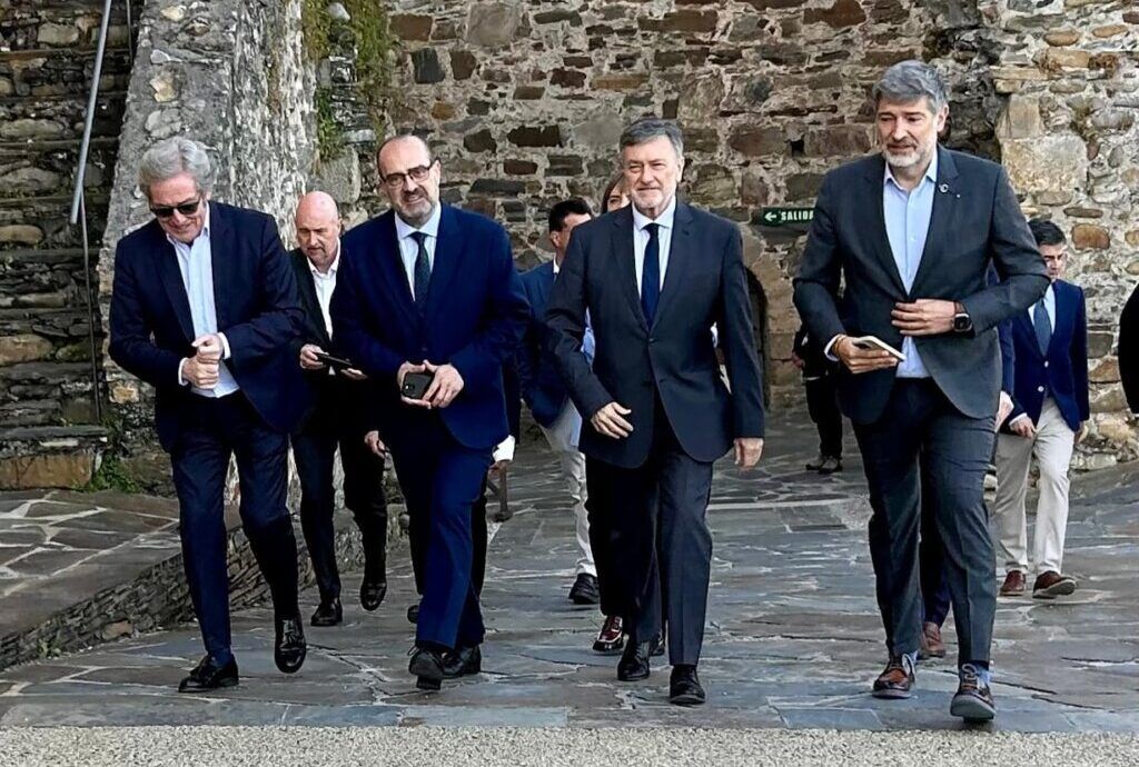 Grupo de personas caminando en un evento formal