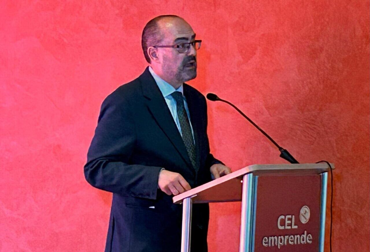 Un orador en la Gala CEL Emprende en el Castillo de Ponferrada