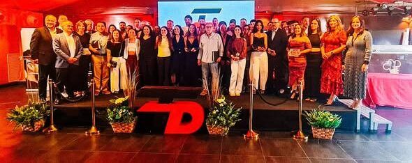 Grupo de personas en la gala Teledeportivos celebrando logros deportivos