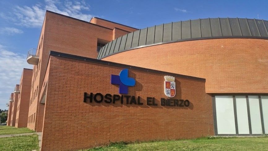 Fachada del Hospital El Bierzo con el logo y escudo