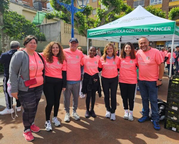 Grupo de personas participando en la VI Marcha Rosa en Bembibre