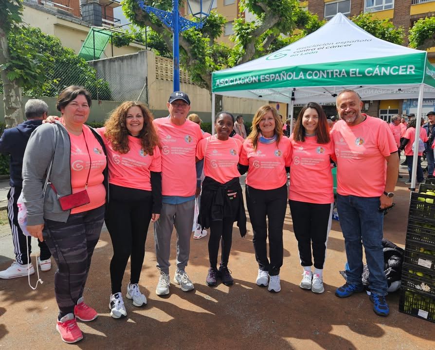 Grupo de personas participando en la VI Marcha Rosa en Bembibre