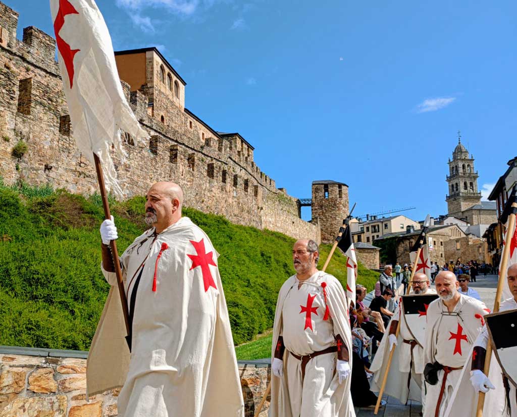 Desfile de cambio de guardia en el Castillo de Ponferrada
