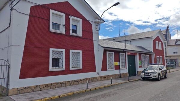 Edificio de la Guardia Civil en Cacabelos con un coche patrulla