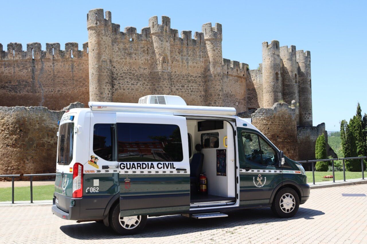 Furgoneta de la Guardia Civil en un entorno histórico en León