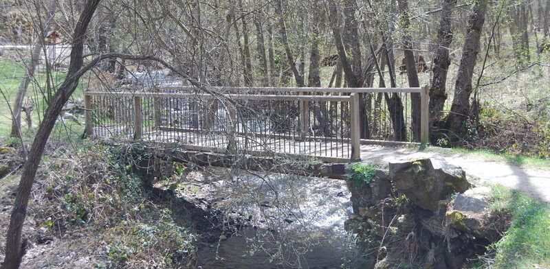 Puente sobre un arroyo en la Herrería de Compludo
